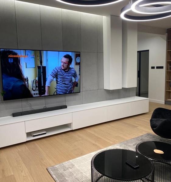 telewizor na ścianie, szafka pod telewizorem